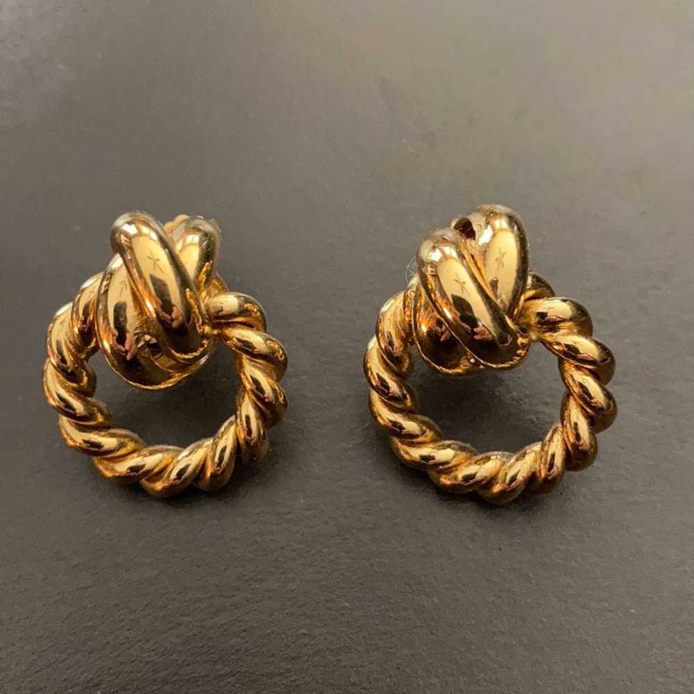 Gold circle 1 inch earrings with braided rope design.